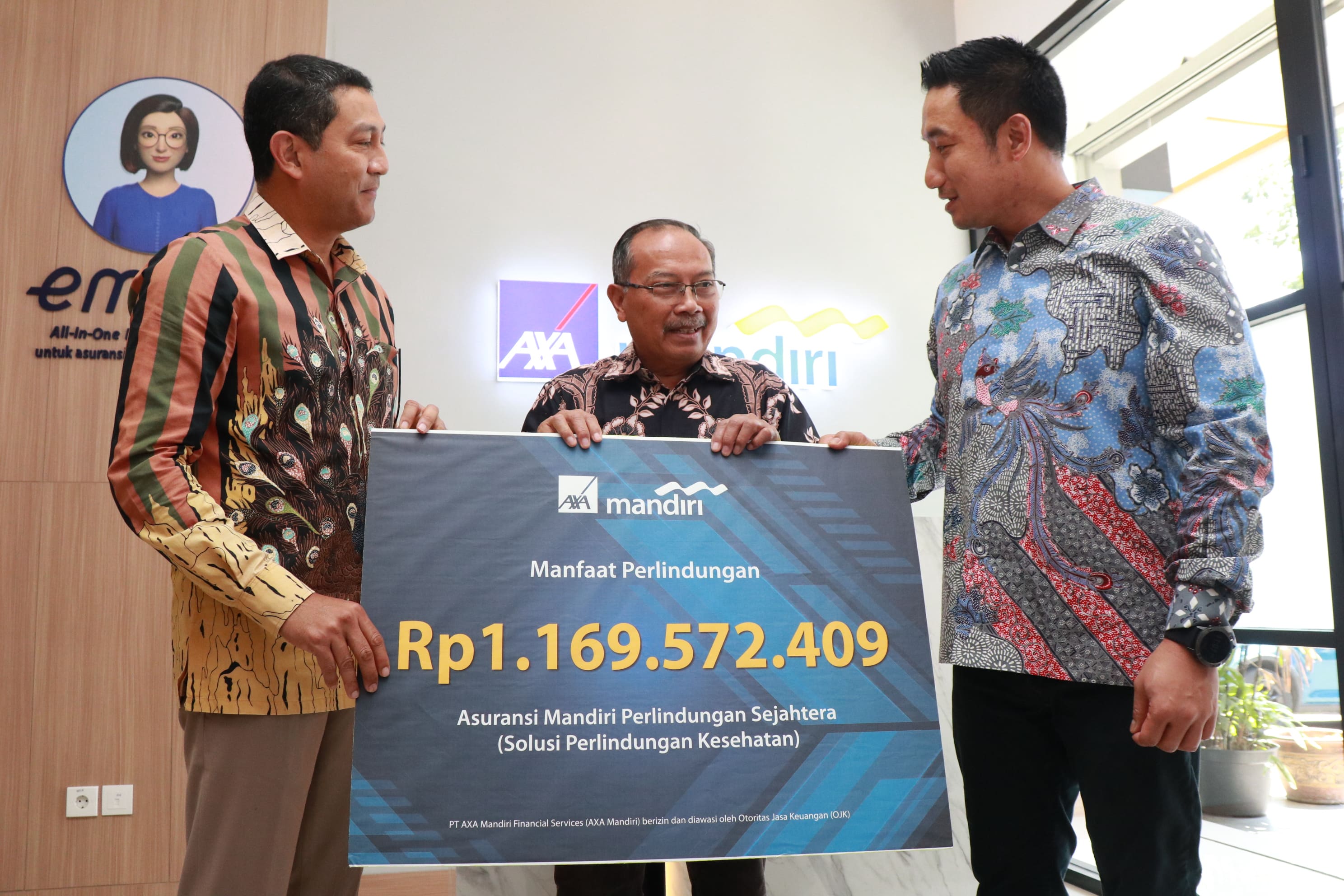 AXA Mandiri Menyerahkan Secara Simbolis Manfaat Asuransi Mandiri Perlindungan Sejahtera - Solusi Perlindungan Kesehatan Sebesar Rp1 miliar Lebih