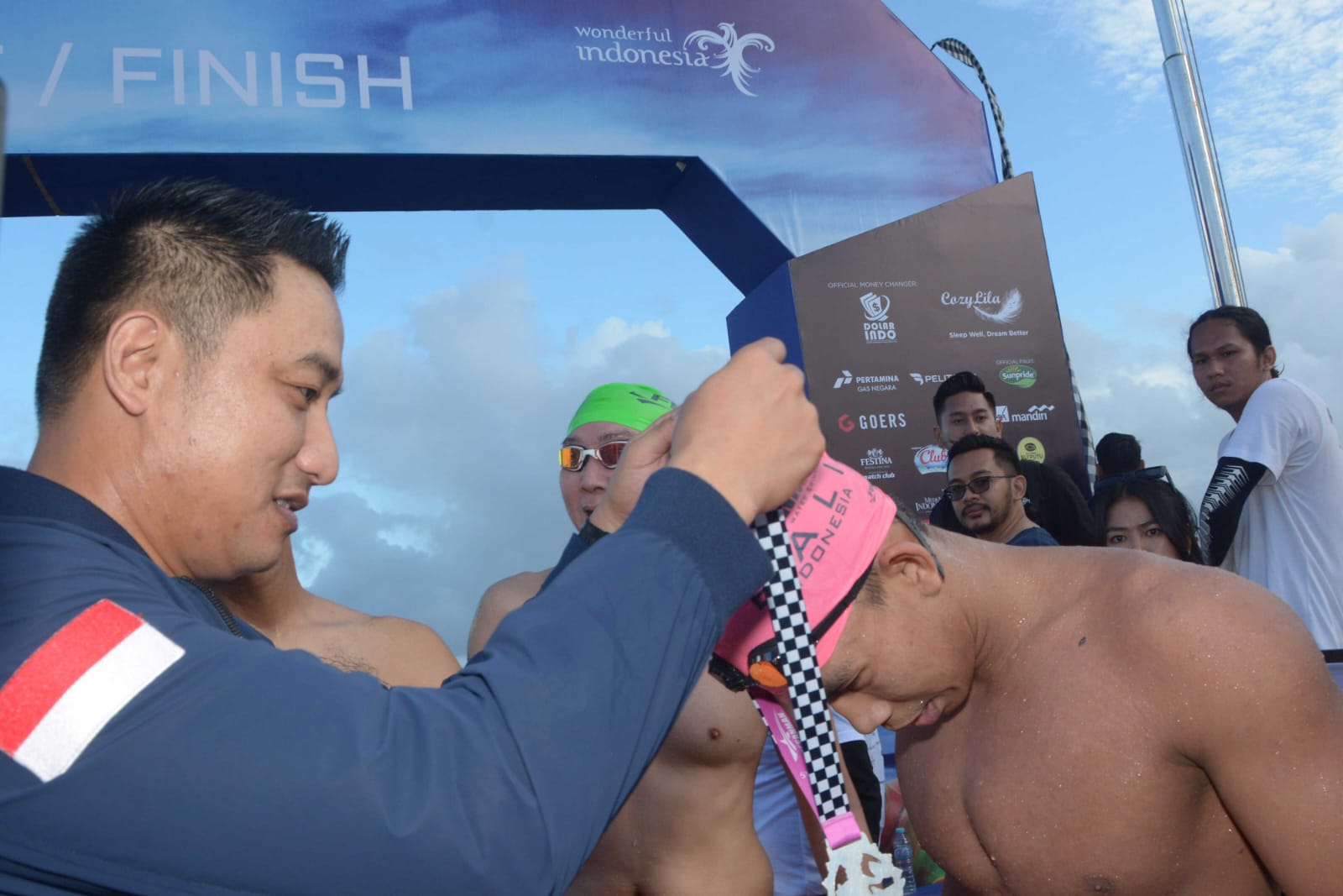 AXA Mandiri Berikan Perlindungan kepada Para Peserta Gelaran Internasional Oceanman 2022