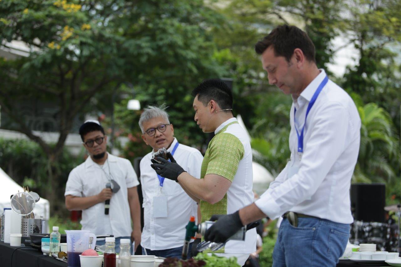 AXA Mandiri Ajak Masyarakat Hidup Sehat dengan Gelar Demo Masak Makanan Bergizi Bersama Chef Edwin Lau di Acara BIK