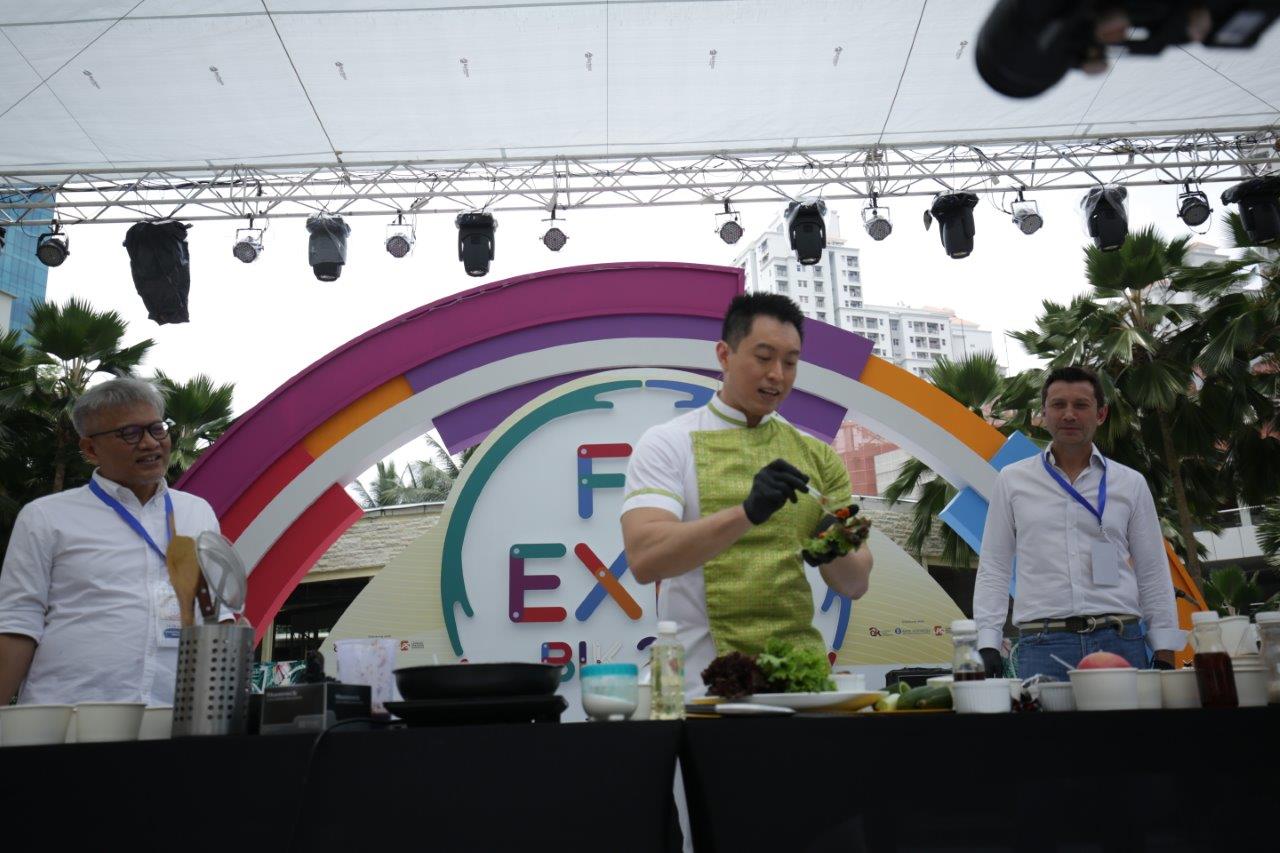 AXA Mandiri Ajak Masyarakat Hidup Sehat dengan Gelar Demo Masak Makanan Bergizi Bersama Chef Edwin Lau di Acara BIK