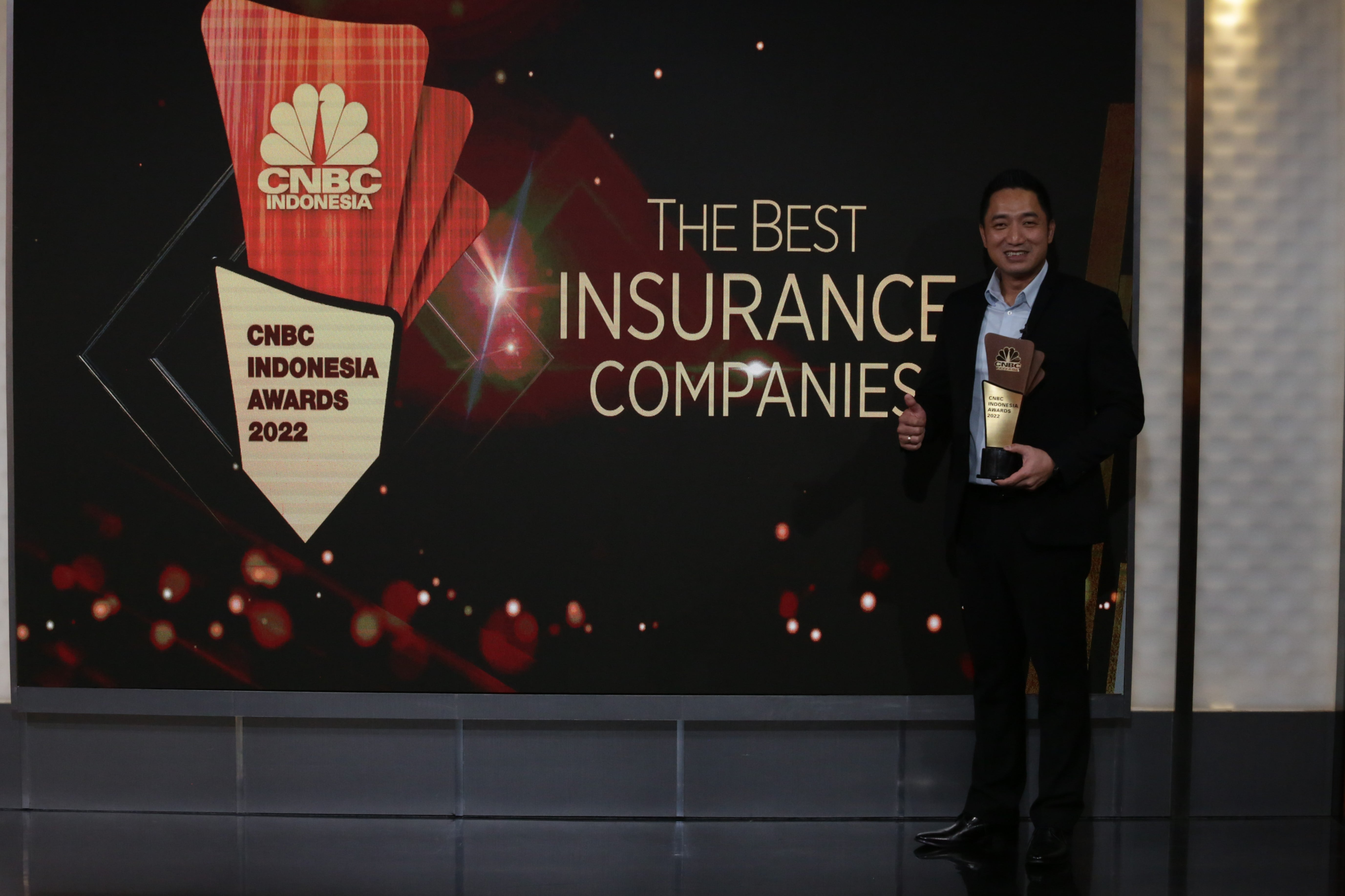 Direktur AXA Mandiri, Rudi Nugraha, menerima penghargaan Best Insurance Company With Outstanding Sales Transformation dari CNBC Indonesia