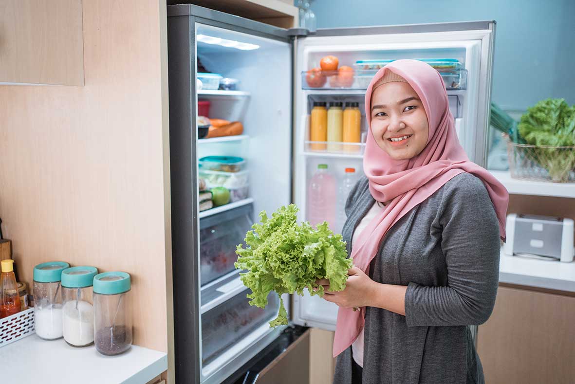 Memasak Makanan Buka Puasa di Rumah