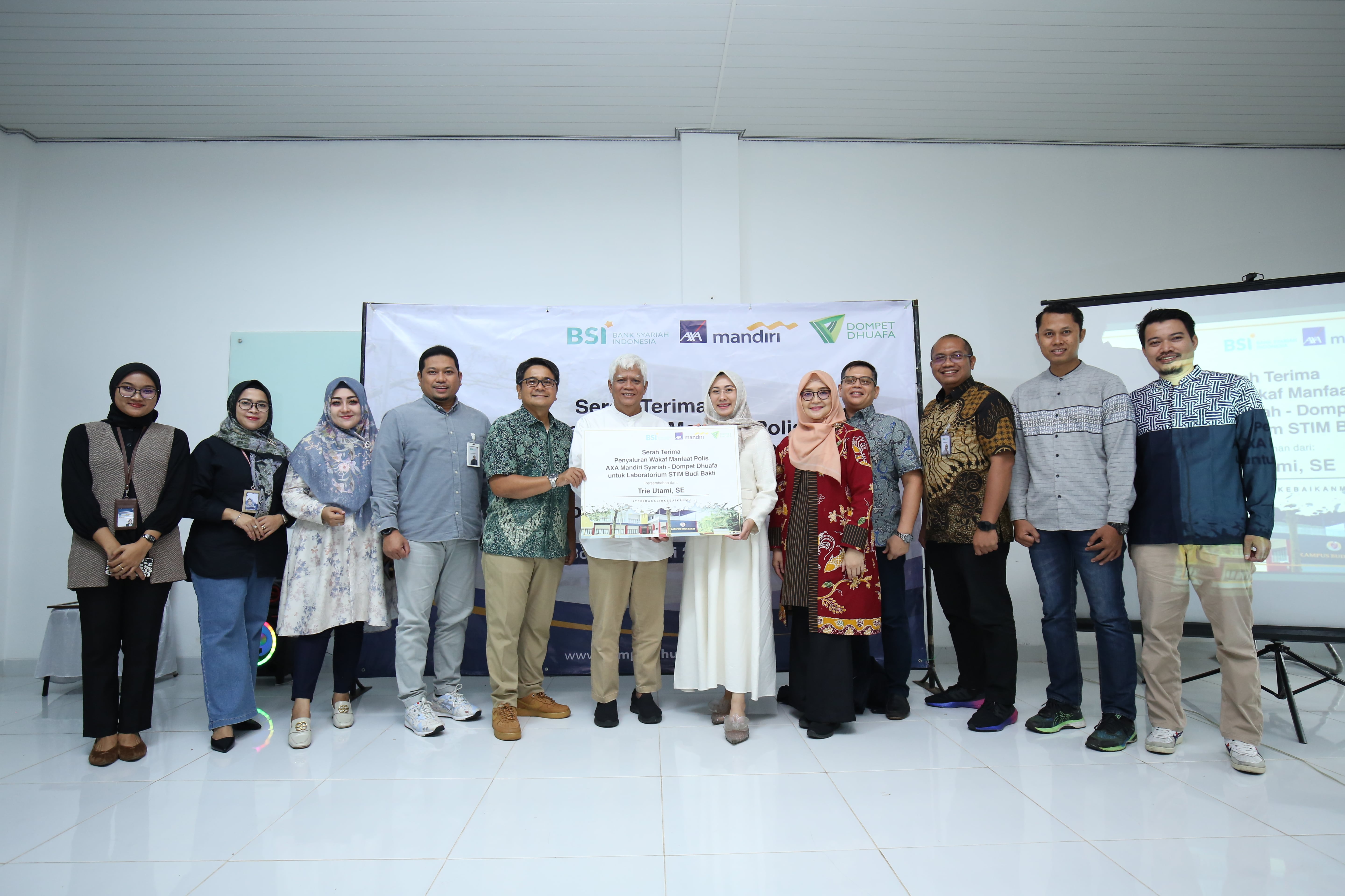 Dompet Dhuafa Bersama AXA Mandiri Unit Syariah Salurkan Dana Wakaf Bangun Laboratorium Sekolah