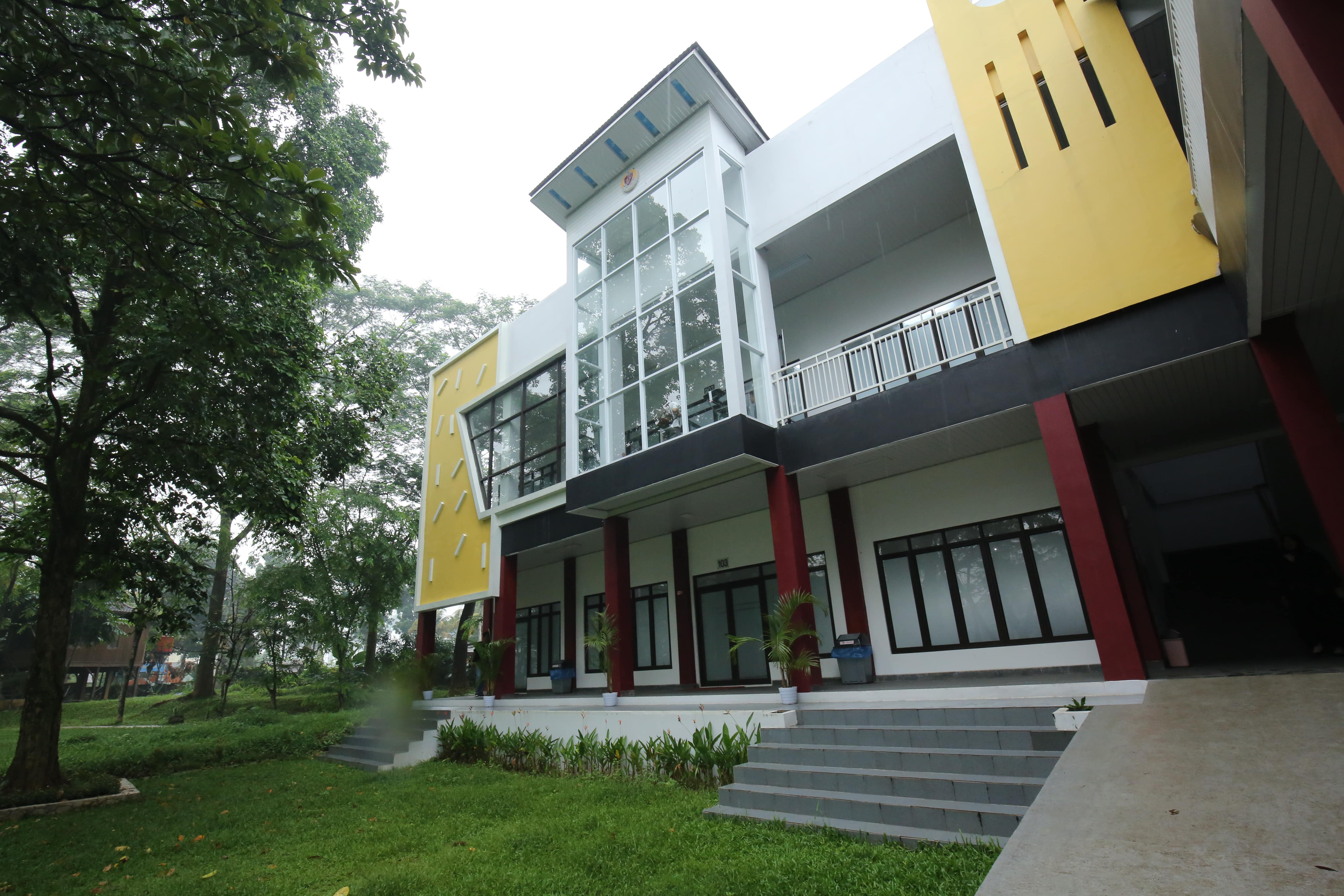 Dompet Dhuafa Bersama AXA Mandiri Unit Syariah Salurkan Dana Wakaf Bangun Laboratorium Sekolah