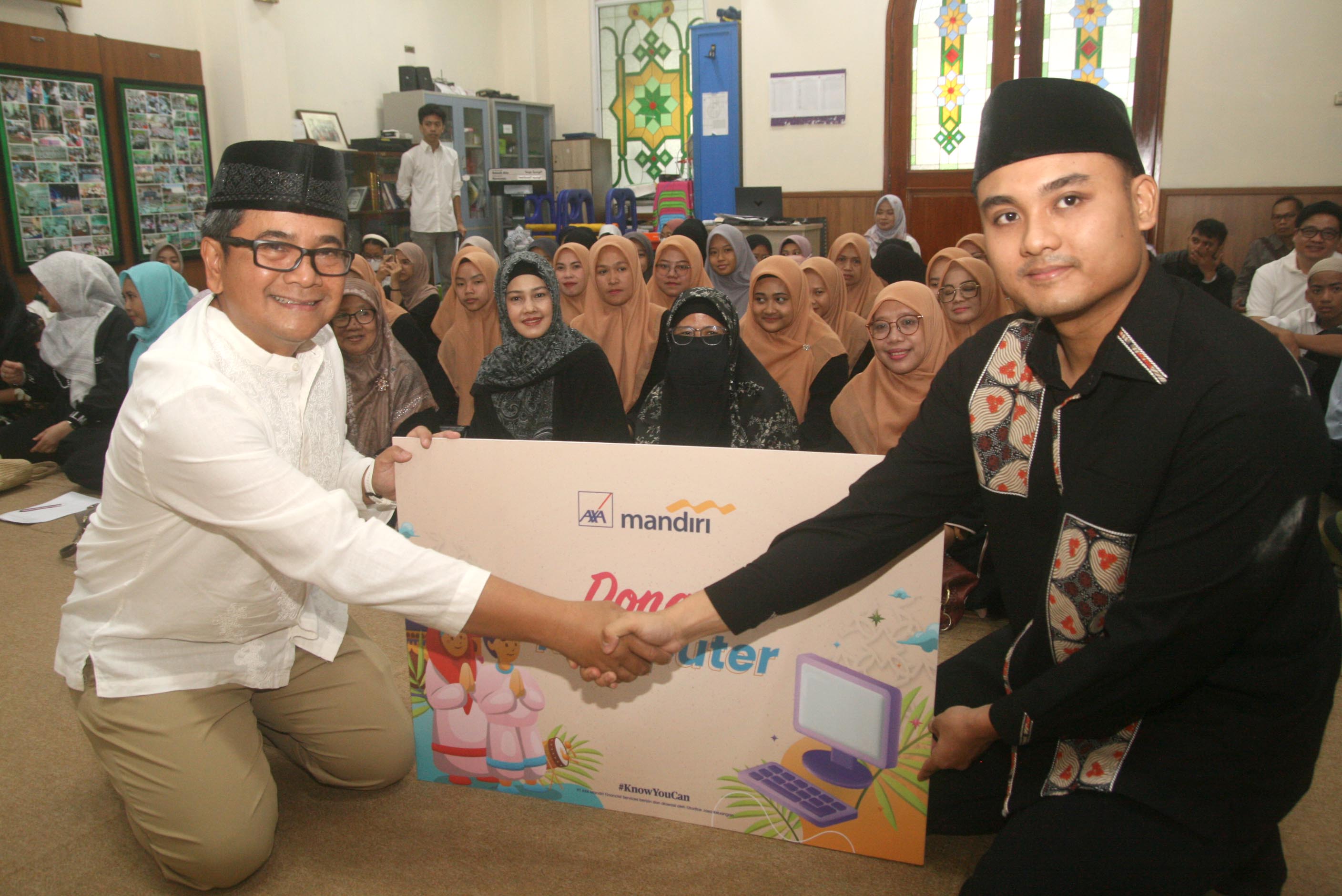 AXA Mandiri Sumbangkan Sarana Pendidikan dan Literasi Keuangan ke Pondok Pesantren Al-Washiyyah