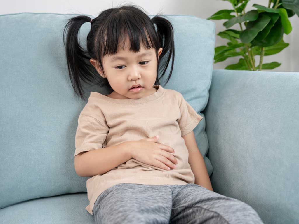 Kenali ciri-ciri anak cacingan, penyebab, gejala, serta cara mengatasi dan mencegahnya agar tumbuh kembang anak tetap optimal.
