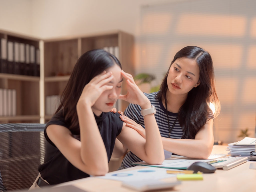 Ada banyak cara mengatasi burnout, mulai dari menjaga work life balance, menerapkan gaya hidup sehat, dan belajar untuk bilang tidak.