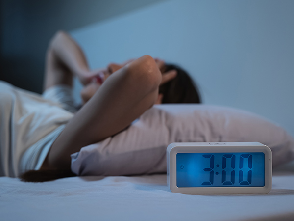 Memahami cara mengatasi insomnia penting dilakukan, terutama karena gangguan tidur ini sering dipicu oleh berbagai faktor. Begini cara mengatasinya.