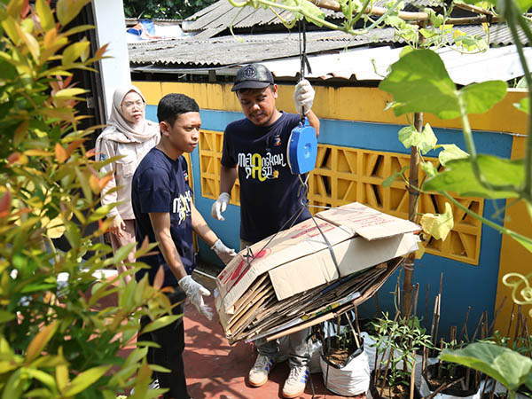 Dalam rangka memperingati Hari Bumi, PT AXA Mandiri Financial Services (AXA Mandiri) berkolaborasi dengan Pemerintah Provinsi DKI Jakarta menggerakkan lebih dari 50 karyawan untuk menjadi relawan dalam rangkaian kegiatan sosial dan lingkungan di kawasan  Ruang Publik Terpadu Ramah Anak (RPTRA) Rasamala, Jakarta Selatan.